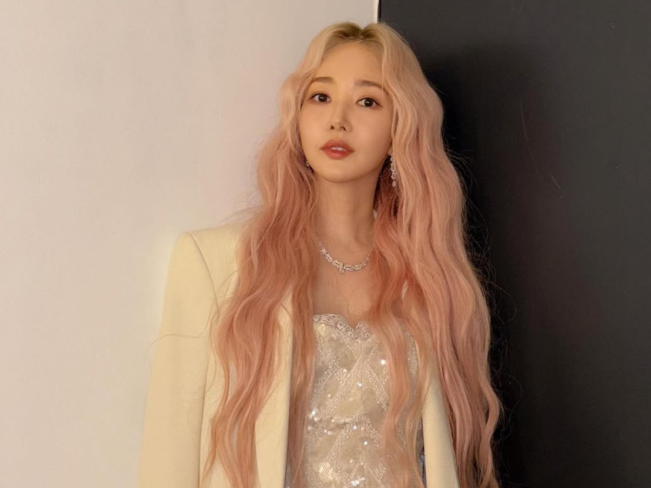 Ganti Warna Rambut Jadi Blonde Pink, Park Min Young Tampil Lebih Fresh